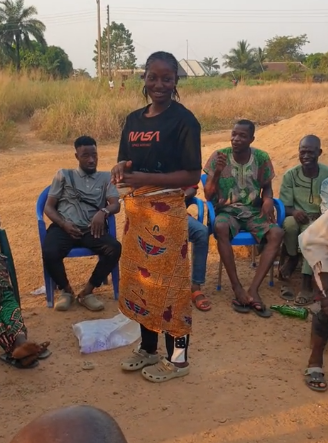 “The most humble traditional marriage” – Netizens wowed after video of lady getting married in wrapper, T-Shirt and crocs went viral